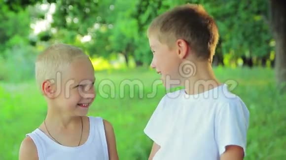 两个8岁5岁的男孩穿着白色裙子视频的预览图