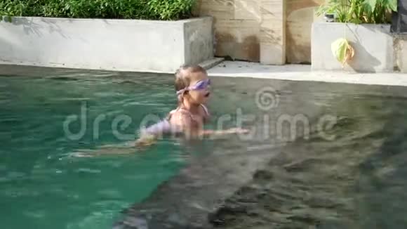 小男孩和小女孩在游泳池的水下游泳视频的预览图