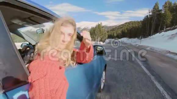 在雪地里旅行视频的预览图