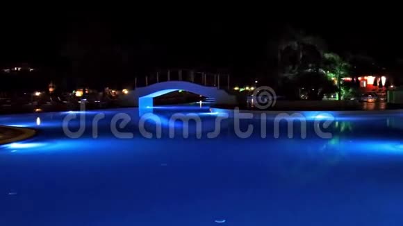 夜间游泳池视频的预览图
