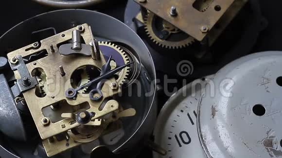 时钟机构工作特写镜头与软焦点老式手表齿轮运动视频的预览图