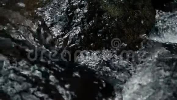 慢镜头在悬山河的石头上流着水视频的预览图