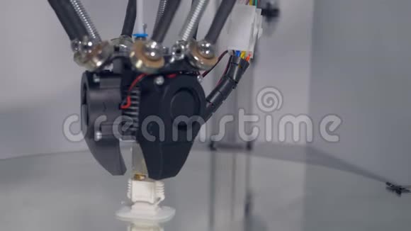 3D打印机在工作特写镜头多莉4K视频的预览图
