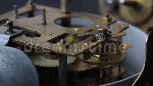 古老的老式时钟机制工作老式手表齿轮运动宏观视频的预览图
