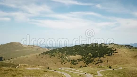 法国阿里盖山上比利牛斯公路的鸟瞰图视频的预览图