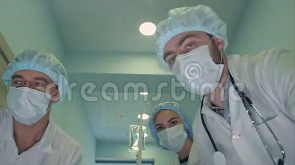 一群外科医生在去手术室的路上低头看病人视频的预览图