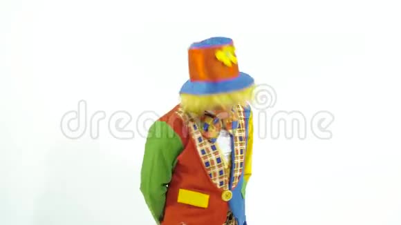 戴着彩色帽子的害羞小丑的肖像赠送一个盒子作为礼物视频的预览图