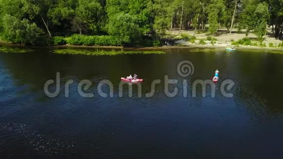 三个年轻人在河上皮划艇视频的预览图
