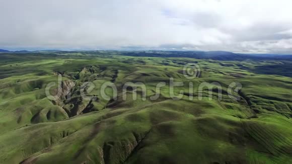 静态空中拍摄的山丘和广阔的绿地视频的预览图