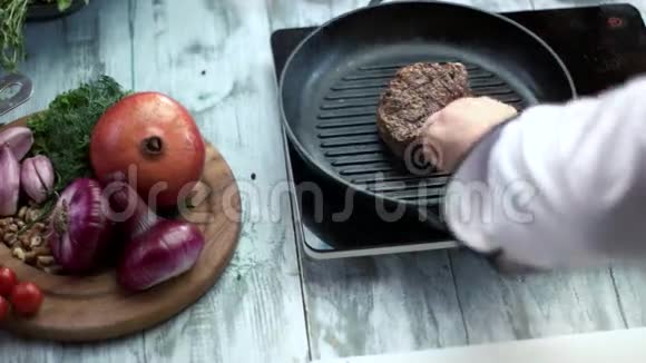 煎锅上的棕色肉视频的预览图