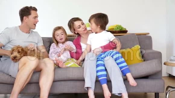 家庭享受沙发拥抱视频的预览图