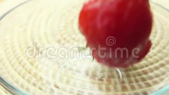 在玻璃碗里落下的特写草莓视频的预览图