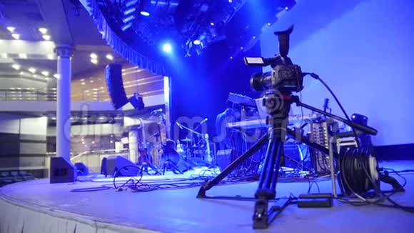 摄像机站在舞台上表演概念视频的预览图