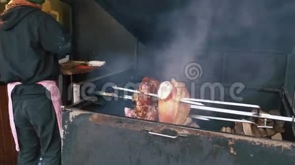 猪肉是用烤肉架烤的视频的预览图