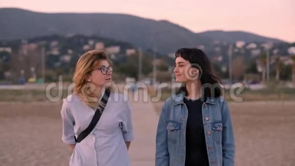 两个女孩在海滩上散步聊天视频的预览图