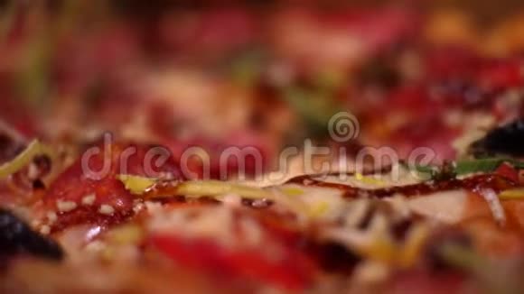 提供新鲜美味的意大利披萨包括意大利香肠莫扎雷拉奶酪培根番茄酱和胡椒粉框架传统视频的预览图