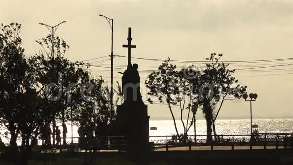 海边的一座纪念碑在海边有十字交叉视频的预览图