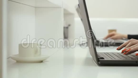 有红色指甲的女性手在笔记本电脑上打字视频的预览图