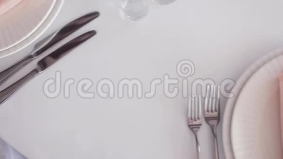 全景摆台餐巾和玫瑰在盘子上提供服务的桌子视频的预览图