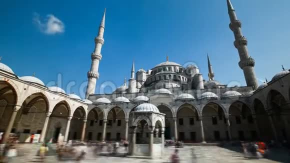 土耳其伊斯坦布尔市蓝色清真寺或sultanahmet户外活动时间的放大视频的预览图