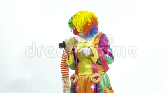即将到来的马戏团小丑在玩弄木偶视频的预览图