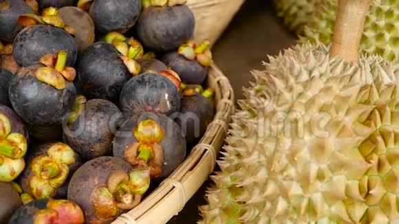 混季热带甜多汁水果当地泰国市场大月龙榴莲和芒果视频的预览图