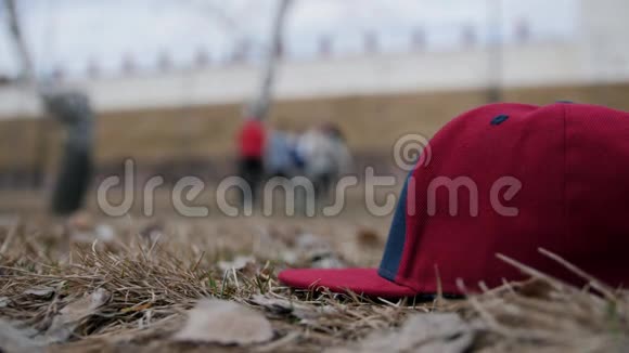 公园红帽青少年自由跑者表演翻转杂技视频的预览图