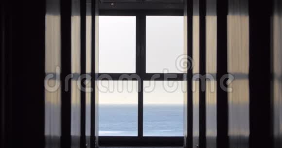 蓝色一望无际的大海从房子或酒店的窗户可以看到风景视频的预览图