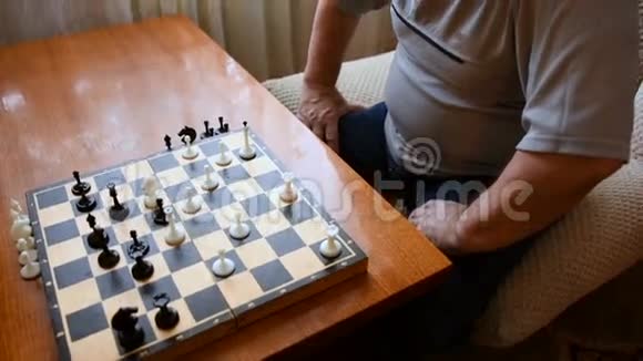 在家下棋的人视频的预览图