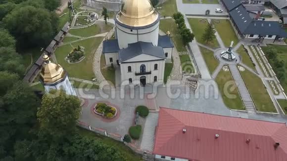 空中射击飞越乌克兰Goshiv修道院视频的预览图