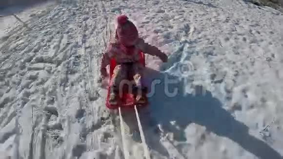 在雪地里玩耍的小女孩视频的预览图