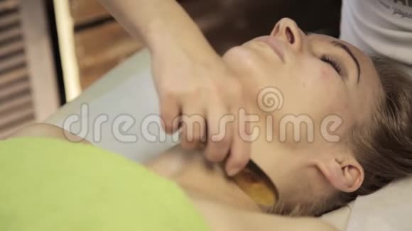 按摩刮刀按摩师在女性颈部做穴位按压中国替代疗法视频的预览图