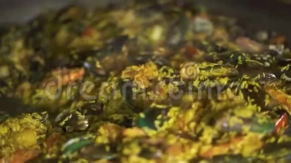 用米饭海鲜贻贝虾和蔬菜在锅里煮西班牙海鲜饭传统的工艺流程视频的预览图