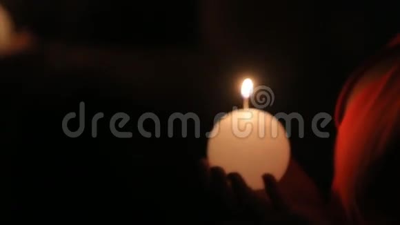 蜡烛在黑暗中熄灭视频的预览图