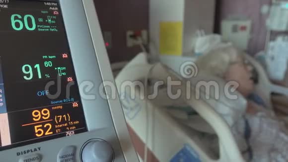 在护理设施休息的病人的多利照片视频的预览图