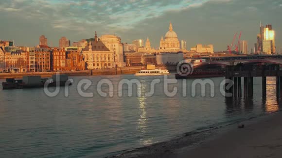 从泰晤士河堤上可以看到伦敦城布莱克弗里尔斯桥和圣保罗大教堂带着游艇视频的预览图