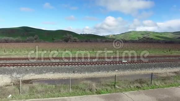 铁路附近人工林的鸟瞰图视频的预览图