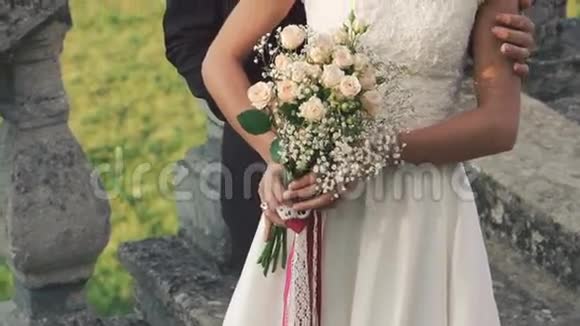 新婚夫妇拥抱着对方微笑着慢慢地视频的预览图