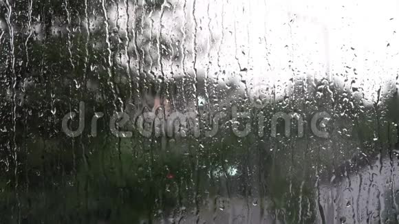 雨溅在窗户上视频的预览图
