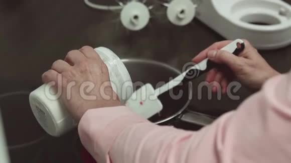 女人用手把糖粉放入锅中放入炖浆果和水果视频的预览图