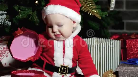 穿着圣诞老人套装的孩子圣诞老人小男孩穿着狂欢节服装的孩子穿着圣诞服装视频的预览图