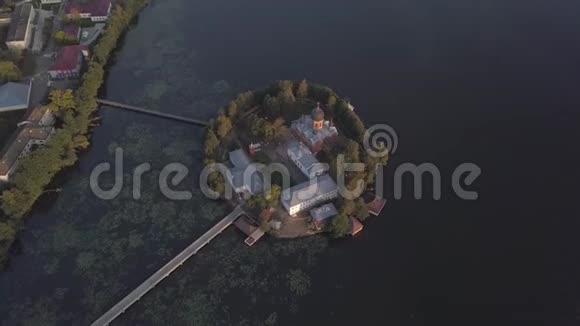 弗拉基米尔地区的圣维登斯基修女院在岛上空中观景在修道院附近飞行视频的预览图