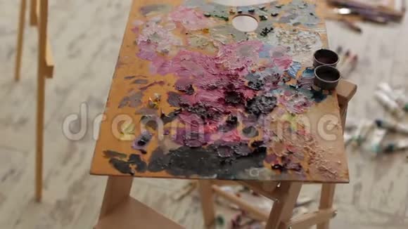 艺术设备画架油漆刷油漆和调色板在艺术家工作室视频的预览图