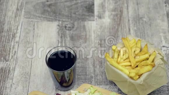 在木制桌子上放着美味的自制汉堡和薯条视频的预览图