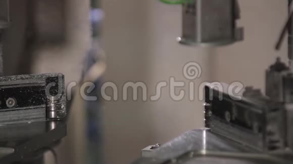用于修整焊接接缝的机器视频的预览图