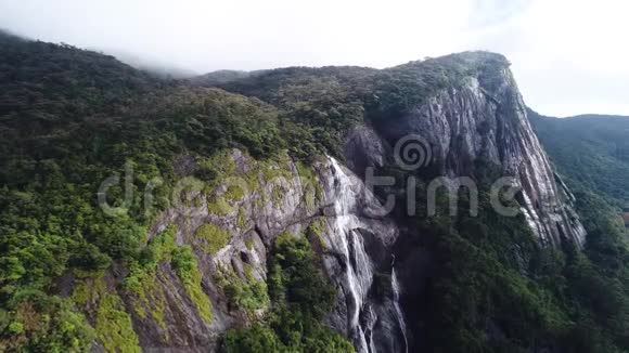 斯里兰卡亚当山顶山瀑布运动的鸟瞰图视频的预览图