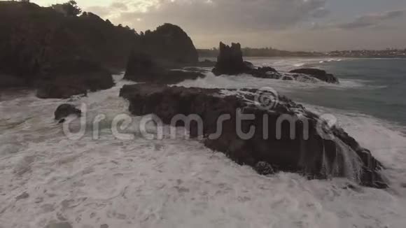 基亚马大教堂岩石的空中镜头视频的预览图