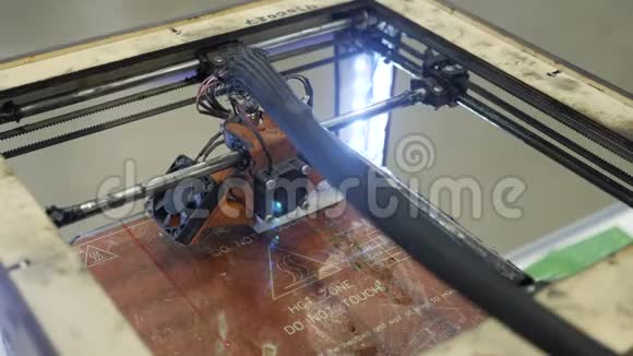 自制三维打印机打印一个塑料图形视频的预览图