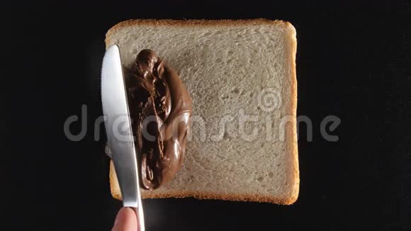 人的手在面包上抹上巧克力糊视频的预览图