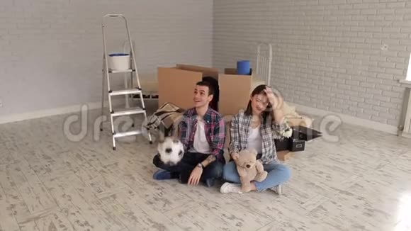 幸福的年轻夫妇穿着格子衬衫在一个新公寓的纸板箱视频的预览图